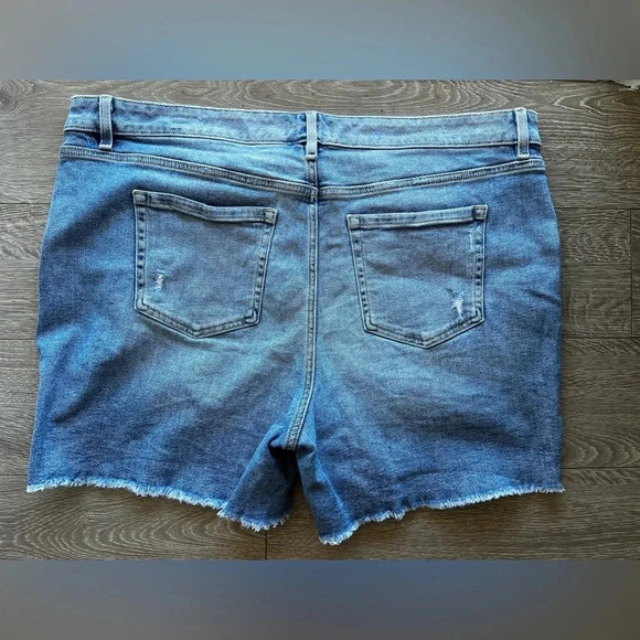 Lane Bryant Summer Medium Wash Distressed Jean Shorts - Women's Size 20 - Picture 3 of 3